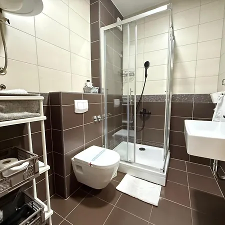 Merak - Two Bedroom Apartment- Free Parking *