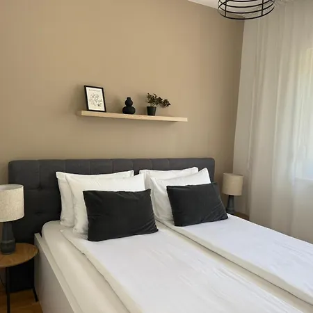 Merak - Two Bedroom Apartment- Free Parking