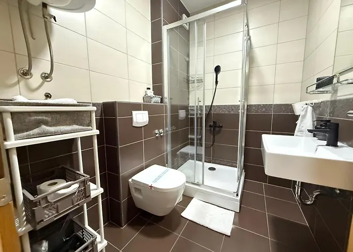 Merak - Two Bedroom Apartment- Free Parking *